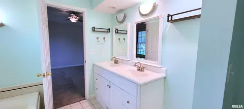 Bath - 2012 Montague Dr, Springfield, IL 62711 photo 5 of 7