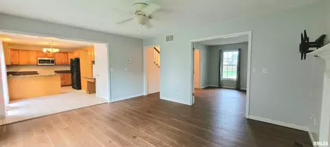 Living - 2012 Montague Dr, Springfield, IL 62711 photo 4 of 8