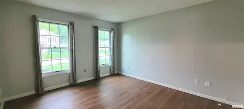 Living - 2012 Montague Dr, Springfield, IL 62711 photo 2 of 8