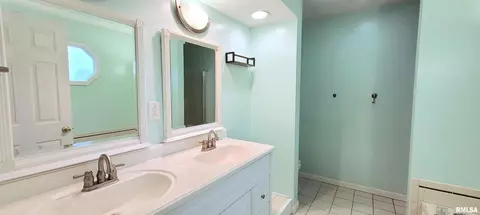 Bath - 2012 Montague Dr, Springfield, IL 62711 photo 2 of 7