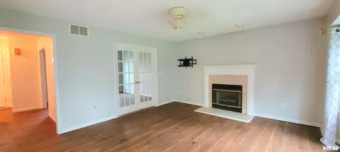 Living - 2012 Montague Dr, Springfield, IL 62711 photo 5 of 8