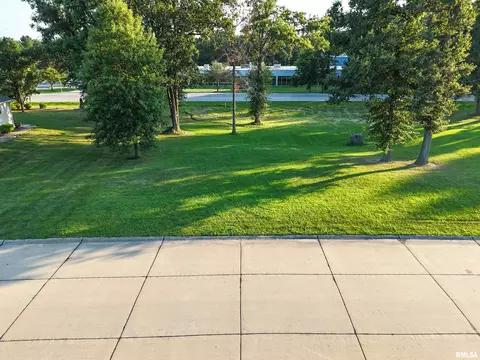 5 Eastland Ct, Carlinville, IL 62626