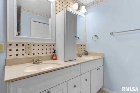 Bath - 26 Skyview Dr, Springfield, IL 62702 photo 3 of 5