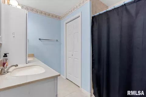 Bath - 26 Skyview Dr, Springfield, IL 62702 photo 2 of 5
