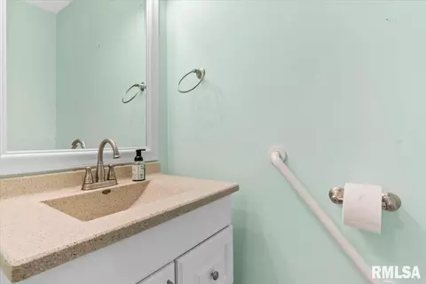 Bath - 26 Skyview Dr, Springfield, IL 62702 photo 4 of 5