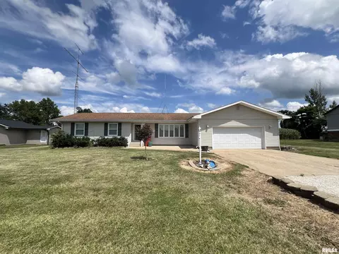 860 S Maple St, Virginia, IL 62691