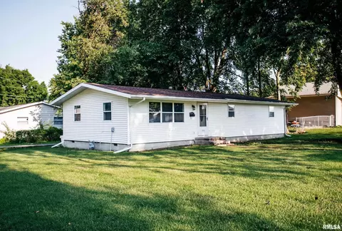 703 Oglesby Ave, Lincoln, IL 62656