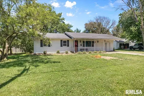 Exterior - 521 W Wright St, Virden, IL 62690 photo 1 of 8