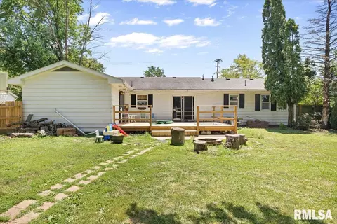 Exterior - 521 W Wright St, Virden, IL 62690 photo 5 of 8