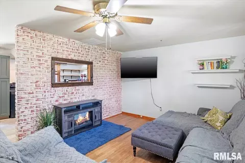 Living - 521 W Wright St, Virden, IL 62690 photo 1 of 2