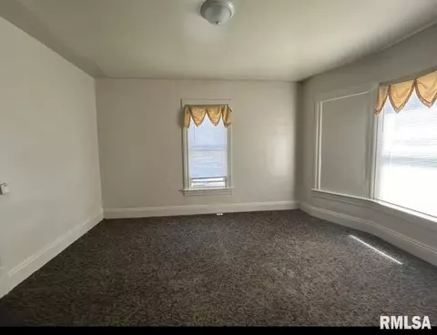 915 N 11th St, Springfield, IL 62702 photo 4