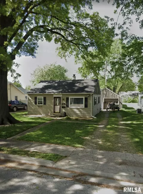 1019 W Franklin St, Taylorville, IL 62568