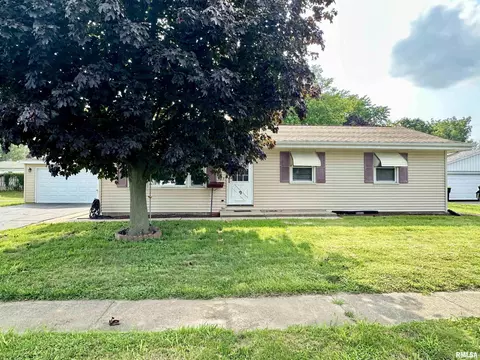 9 Fernwood Blvd, Jacksonville, IL 62650