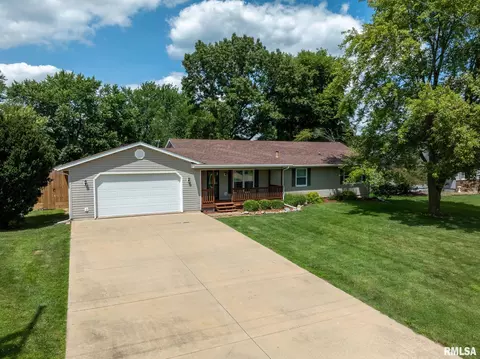 905 W Monmouth St, Abingdon, IL 61410