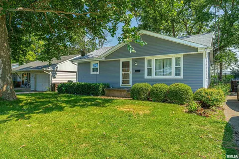 5 Sycamore Ln, Lincoln, IL 62656