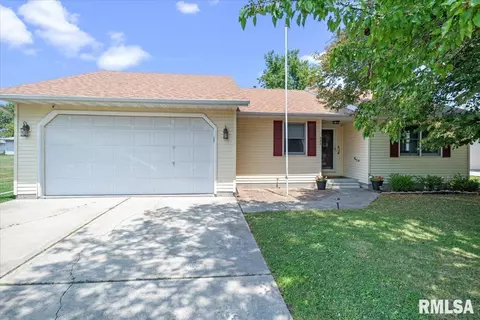422 E Adams St, Auburn, IL 62615