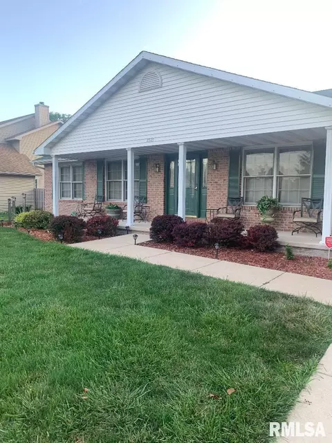 2521 Shadow Chaser Dr, Springfield, IL 62711