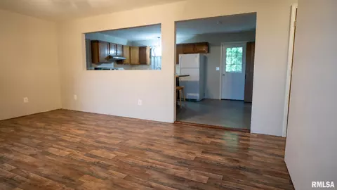 802 Winters St, Augusta, IL 62311 photo 3