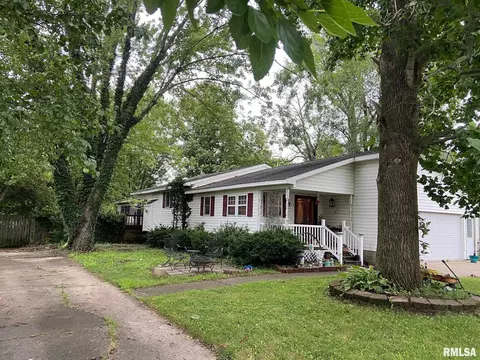 515 E Gandy St, Taylorville, IL 62568