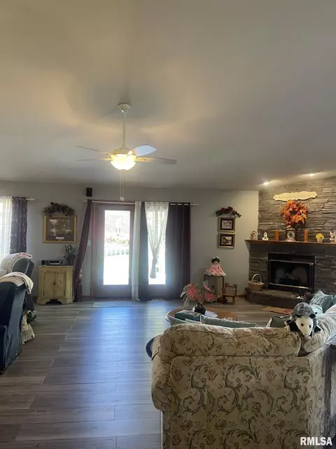 Living - 5001 Wildcat Run, Springfield, IL 62711 photo 2 of 3