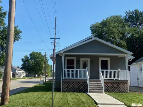 929 W Vine St, Taylorville, IL 62568