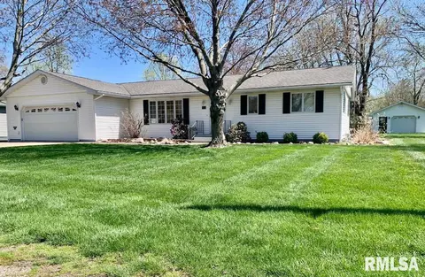 402 S 9th St, Girard, IL 62640