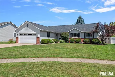 817 Chestnut Ct, Chatham, IL 62629