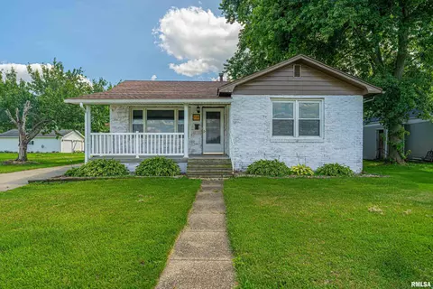 215 W Roosevelt Rd, Mason City, IL 62664
