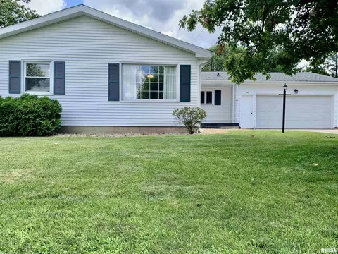 30 Greenbriar Dr, Jacksonville, IL 62650
