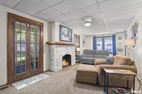 Living - 1518 N 3rd St, Springfield, IL 62702 photo 1 of 4