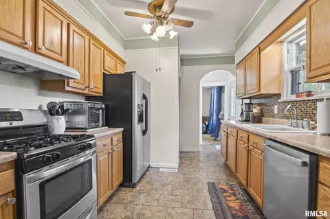 Kitchen - 1518 N 3rd St, Springfield, IL 62702 photo 2 of 3