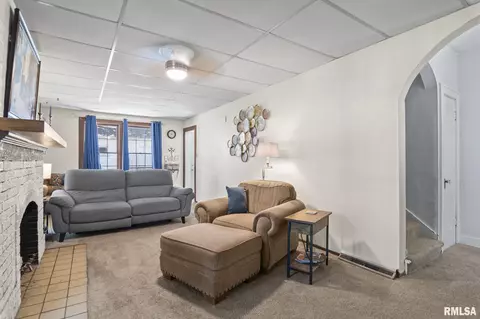 Living - 1518 N 3rd St, Springfield, IL 62702 photo 2 of 4