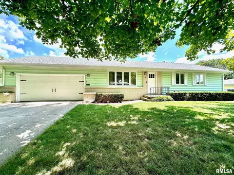 8 Sunnydale Dr, Jacksonville, IL 62650