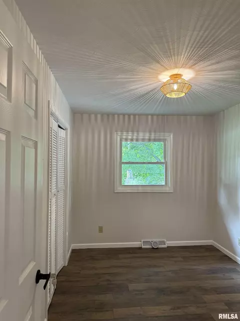 Bedroom - 3113 Rutgers Dr, Springfield, IL 62704 photo 1 of 3