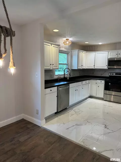 Kitchen - 3113 Rutgers Dr, Springfield, IL 62704 photo 2 of 4