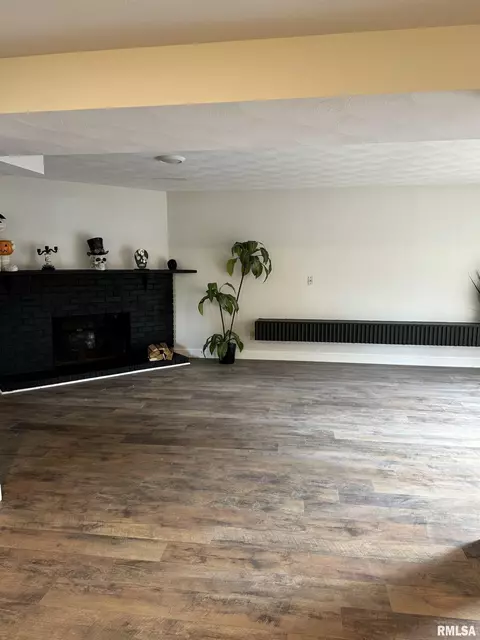 Living - 3113 Rutgers Dr, Springfield, IL 62704 photo 8 of 9