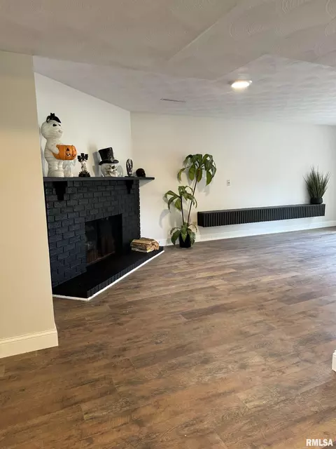 Living - 3113 Rutgers Dr, Springfield, IL 62704 photo 4 of 9