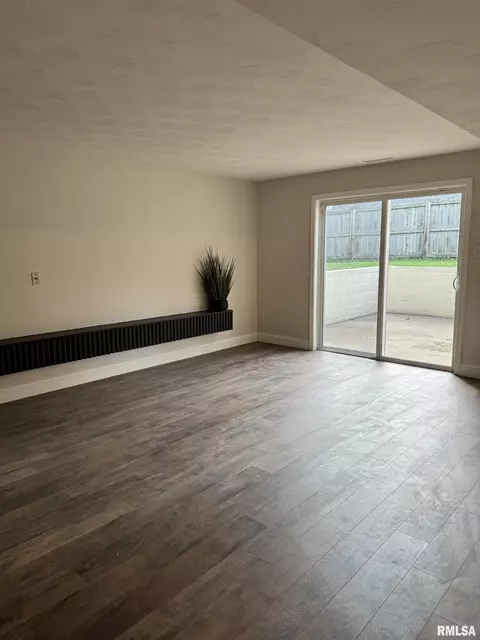 Living - 3113 Rutgers Dr, Springfield, IL 62704 photo 2 of 9