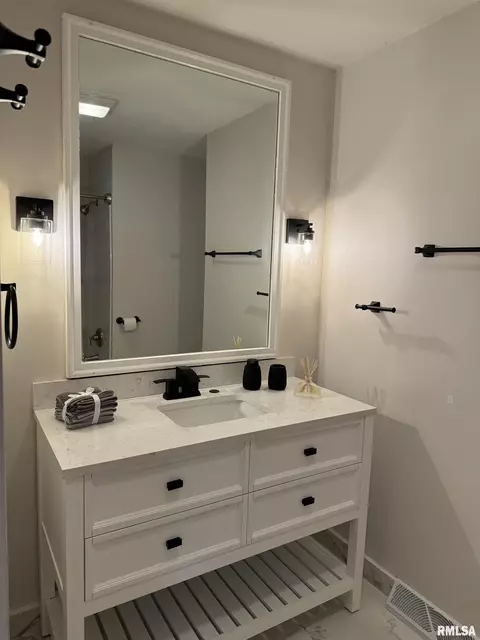 Bath - 3113 Rutgers Dr, Springfield, IL 62704 photo 2 of 4