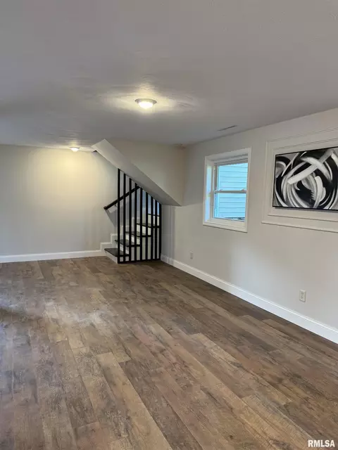 Living - 3113 Rutgers Dr, Springfield, IL 62704 photo 3 of 9