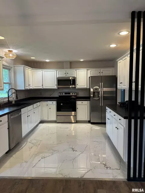 Kitchen - 3113 Rutgers Dr, Springfield, IL 62704 photo 3 of 4