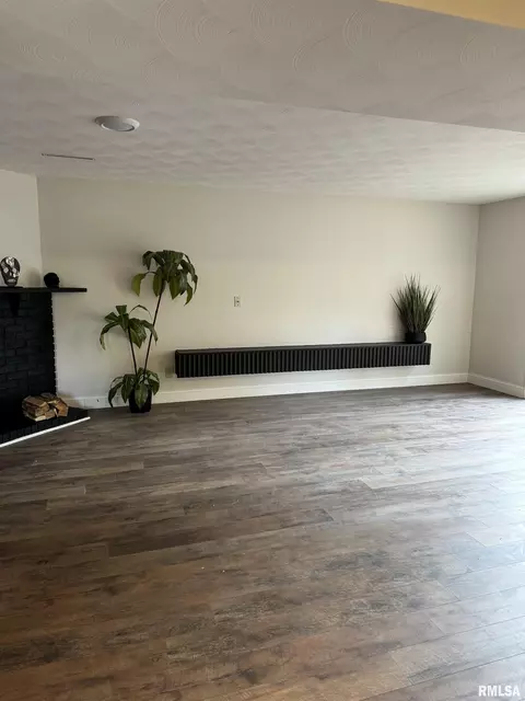 Living - 3113 Rutgers Dr, Springfield, IL 62704 photo 7 of 9