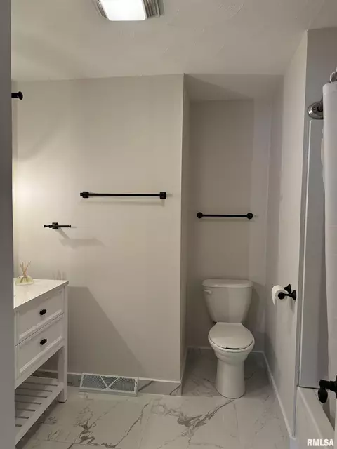Bath - 3113 Rutgers Dr, Springfield, IL 62704 photo 3 of 4