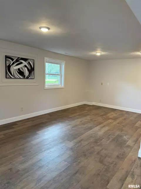 Living - 3113 Rutgers Dr, Springfield, IL 62704 photo 1 of 9