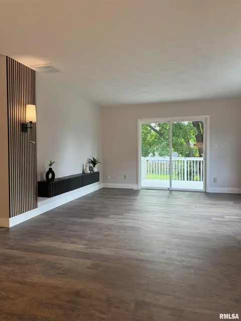 Living - 3113 Rutgers Dr, Springfield, IL 62704 photo 9 of 9