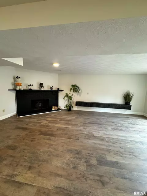 Living - 3113 Rutgers Dr, Springfield, IL 62704 photo 5 of 9