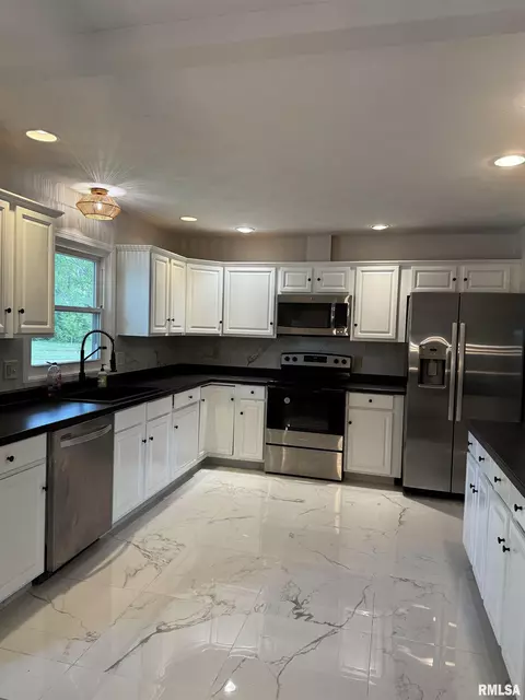 Kitchen - 3113 Rutgers Dr, Springfield, IL 62704 photo 4 of 4