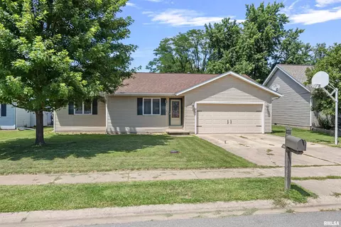 7 Carl St, Riverton, IL 62561