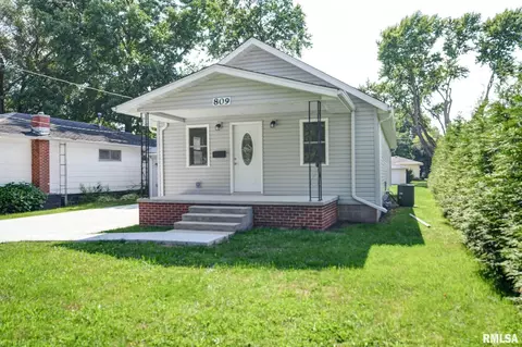 809 N Silver St, Taylorville, IL 62568