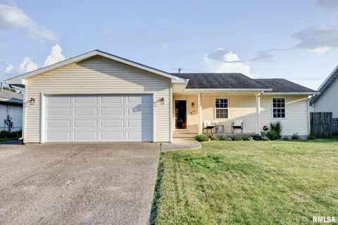 1304 W Vandeveer St, Taylorville, IL 62568